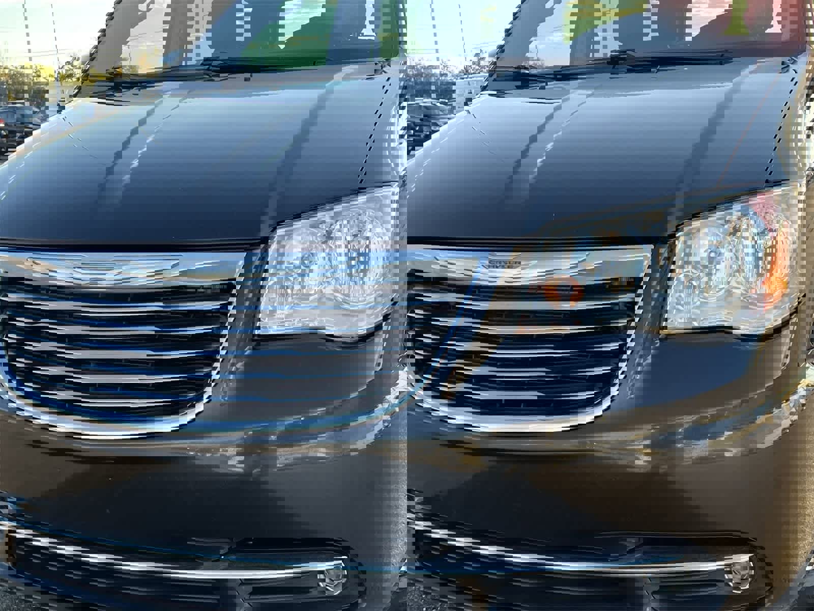 Used 2015 Chrysler Town & Country Touring-L w/ Driver Convenience Group image 11