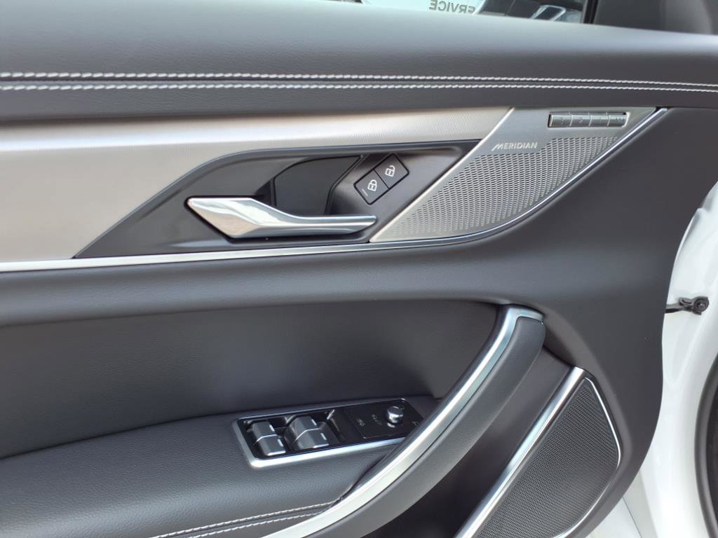 Used 2024 Jaguar XF R-Dynamic SE AWD/4WD image 13