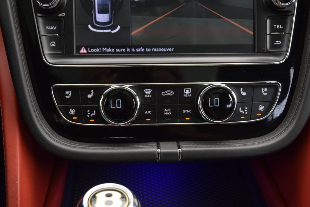 Used 2020 Bentley Bentayga Design Series AWD/4WD image 28