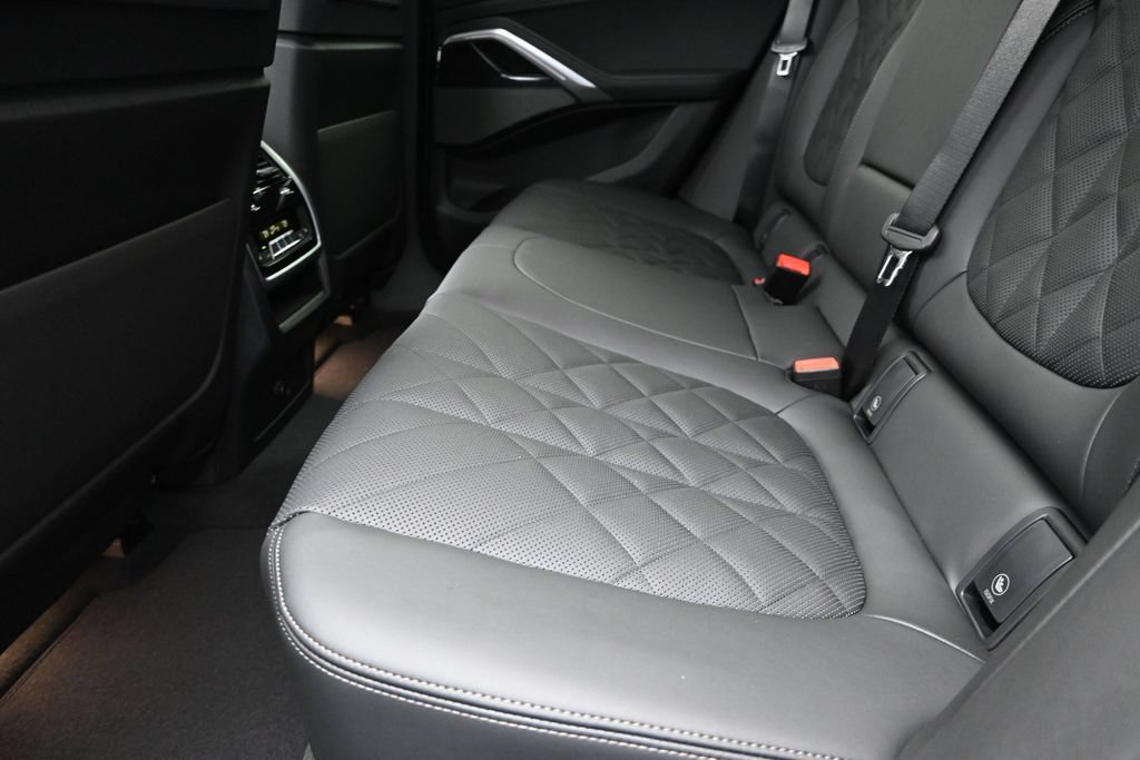 New 2027 BMW X6 xDrive40i w/ Executive Package AWD/4WD image 16