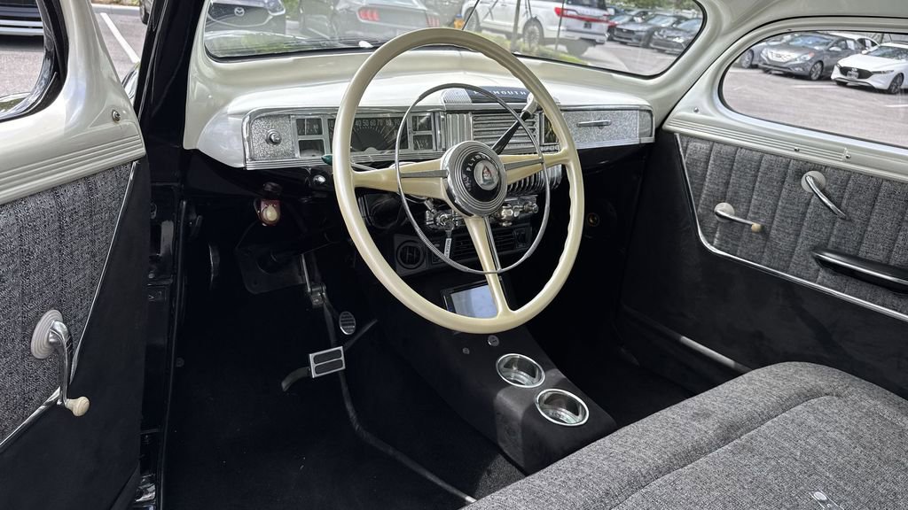 Used 2022 Chrysler Voyager LX image 18