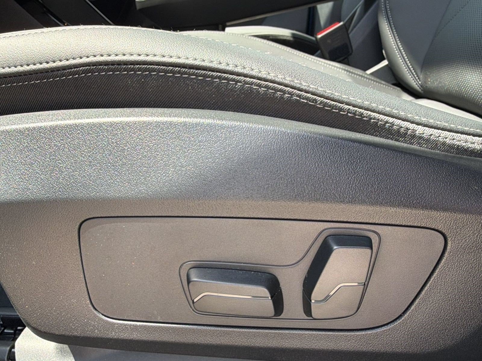 Used 2025 BMW X1 xDrive28i AWD/4WD image 14