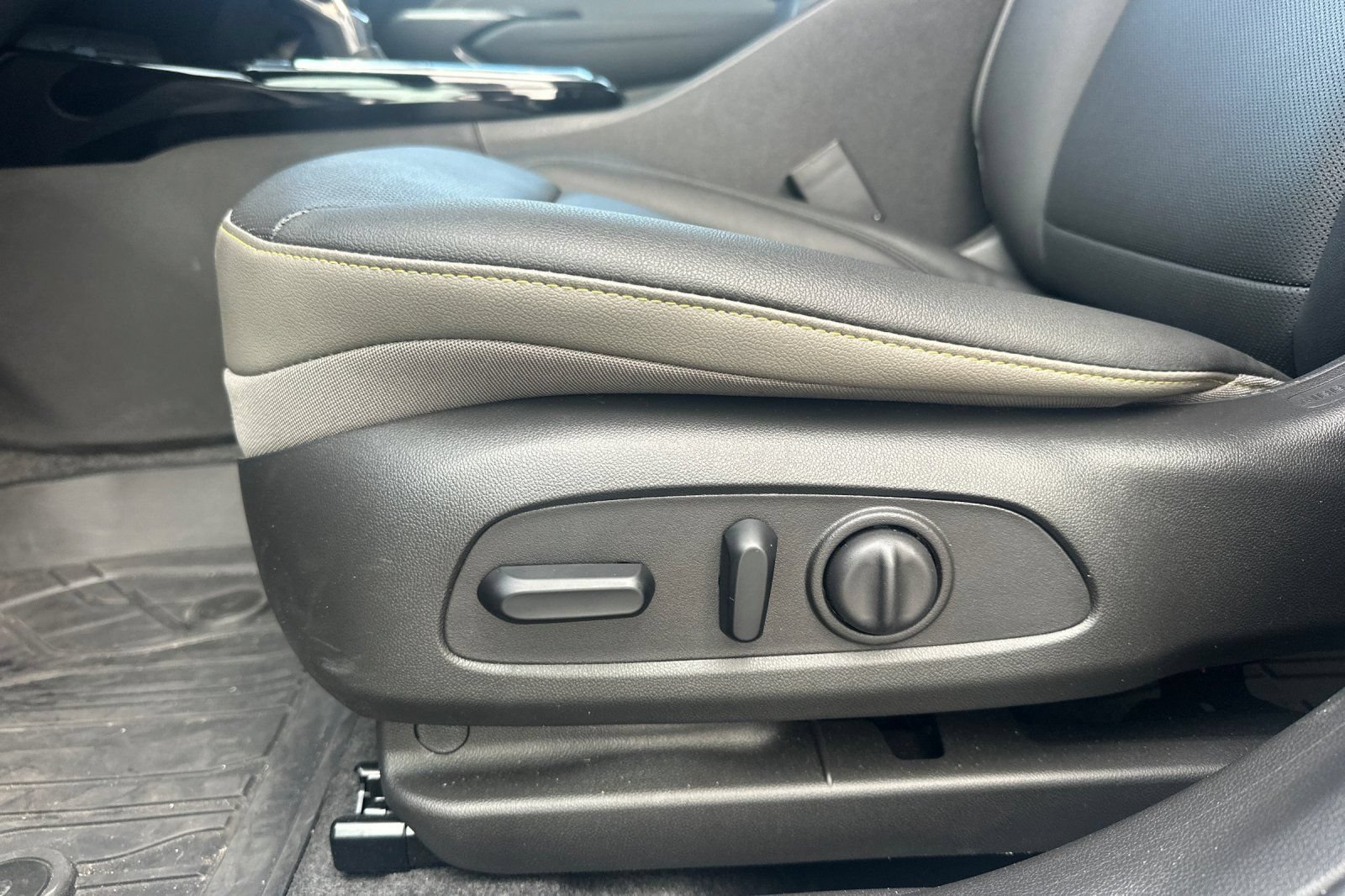 Used 2026 Chevrolet Trax ACTIV w/ Sunroof Package FWD image 13
