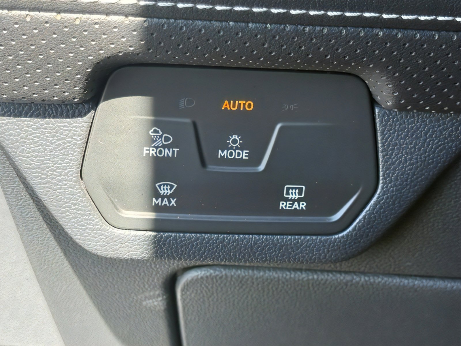 Used 2024 Volkswagen Atlas Cross Sport SE image 25