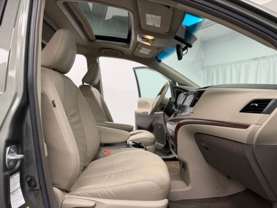 Used 2011 Toyota Sienna XLE w/ Premium Pkg AWD/4WD image 29