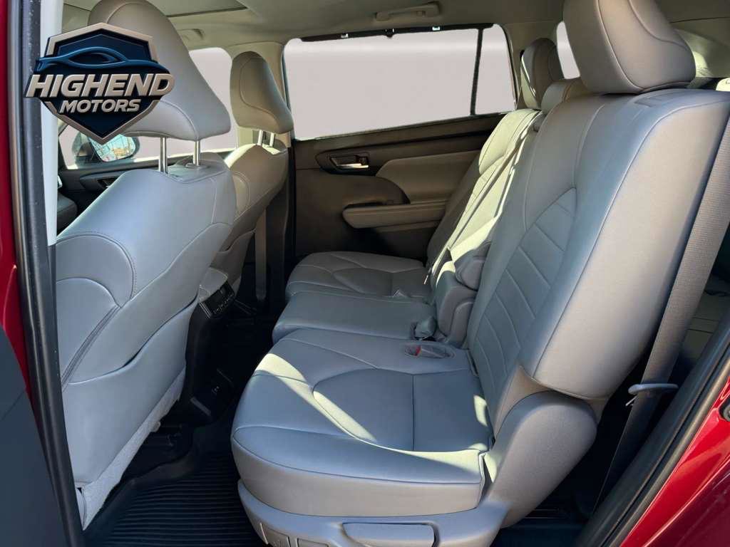 Used 2020 Toyota Highlander XLE FWD image 16