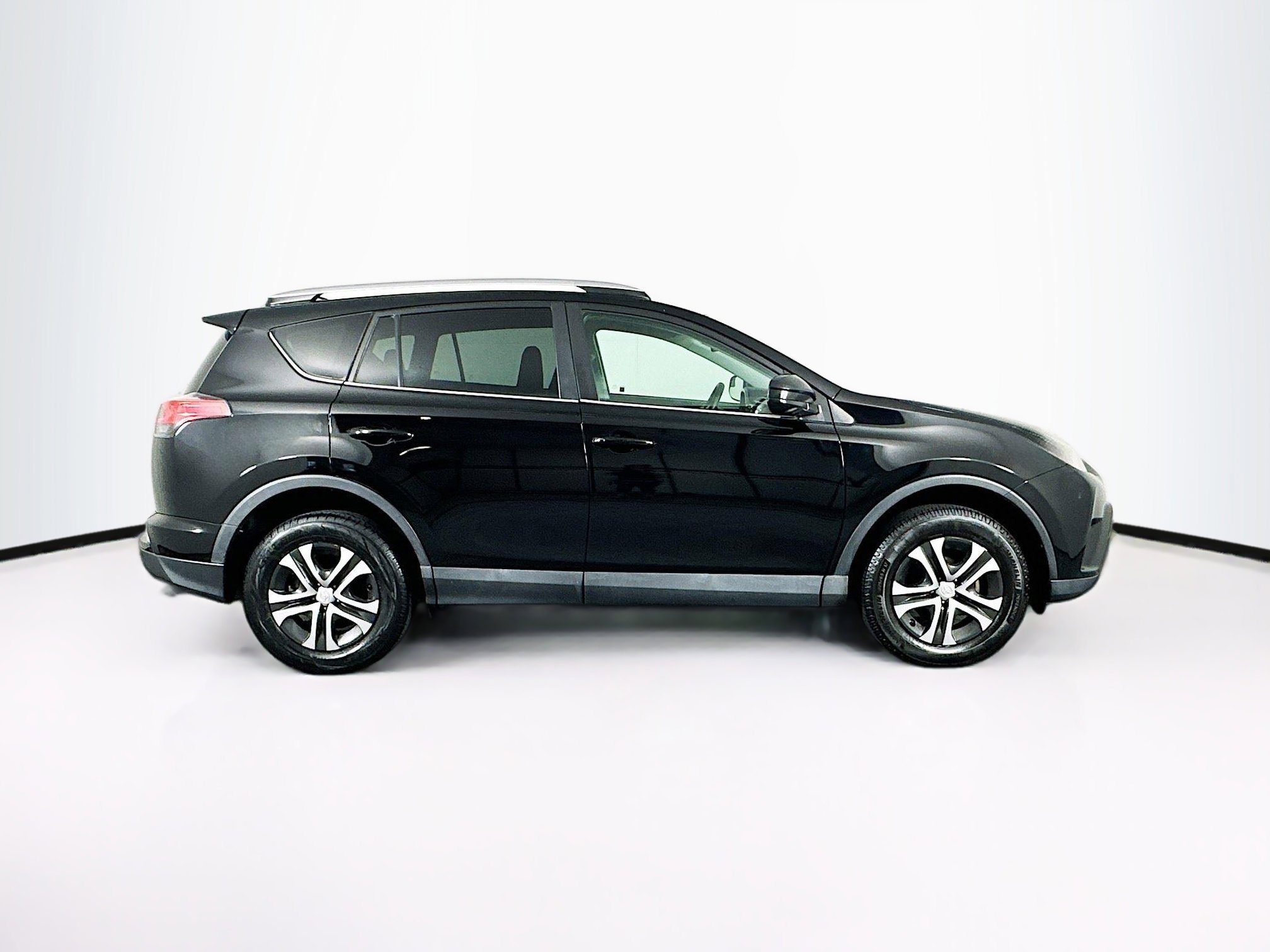 Used 2016 Toyota RAV4 LE image 10