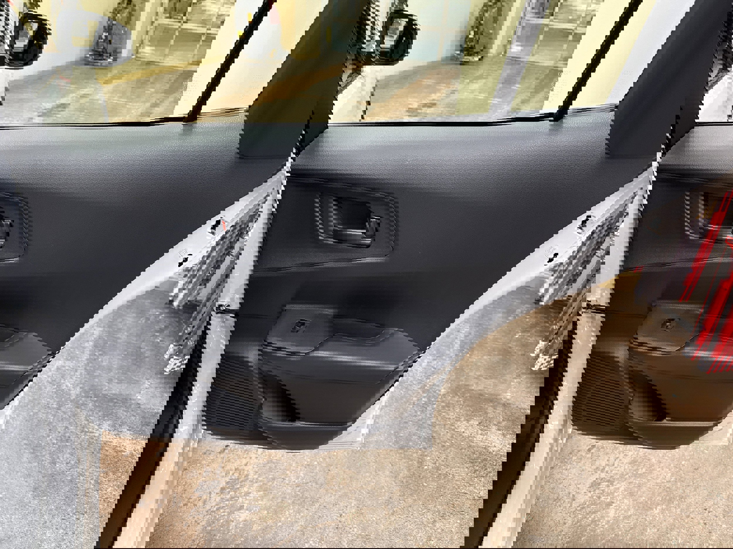 Used 2025 Toyota Prius SE image 18