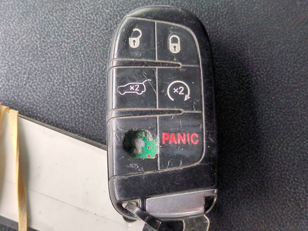 Used 2017 Jeep Grand Cherokee Overland w/ Jeep Active Safety Group image 31