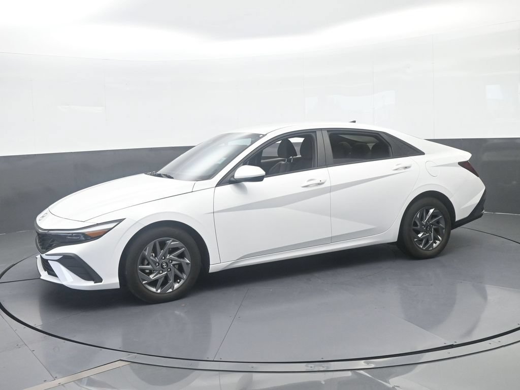 Used 2024 Hyundai Elantra SEL FWD image 2