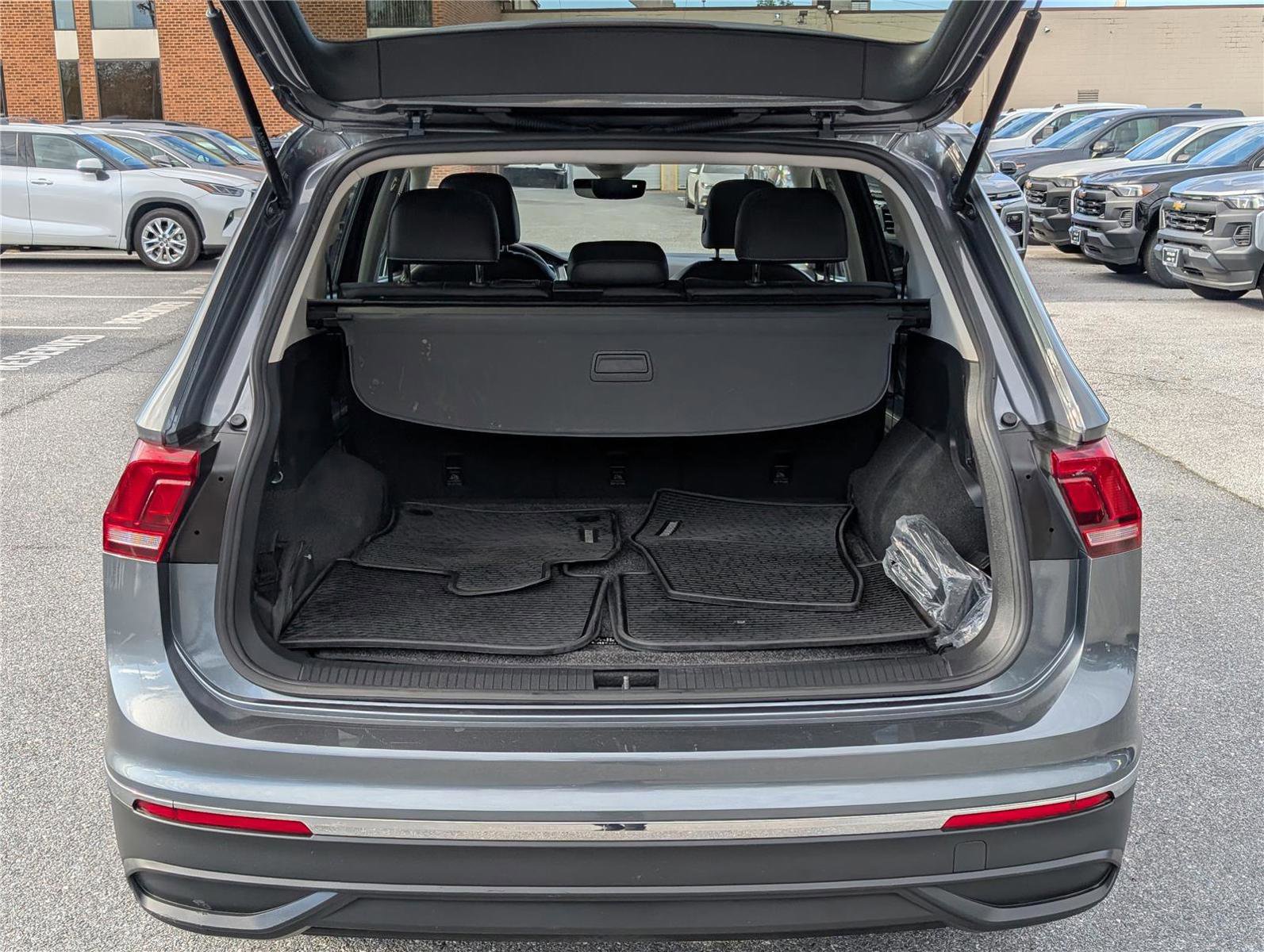 Used 2023 Volkswagen Tiguan SE w/ Panoramic Sunroof Package image 14