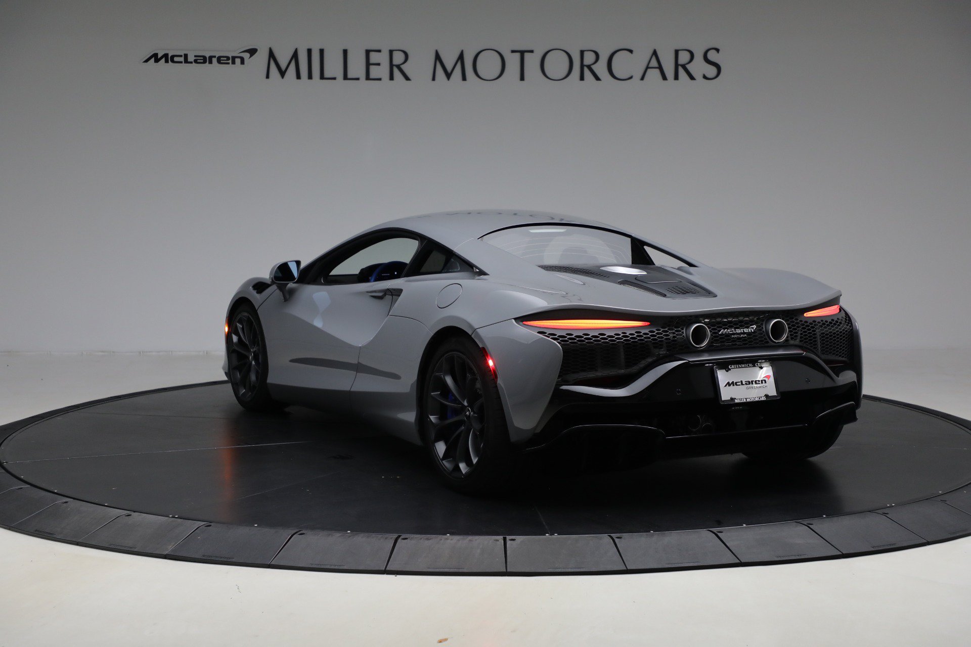 Used 2023 McLaren Artura RWD image 5