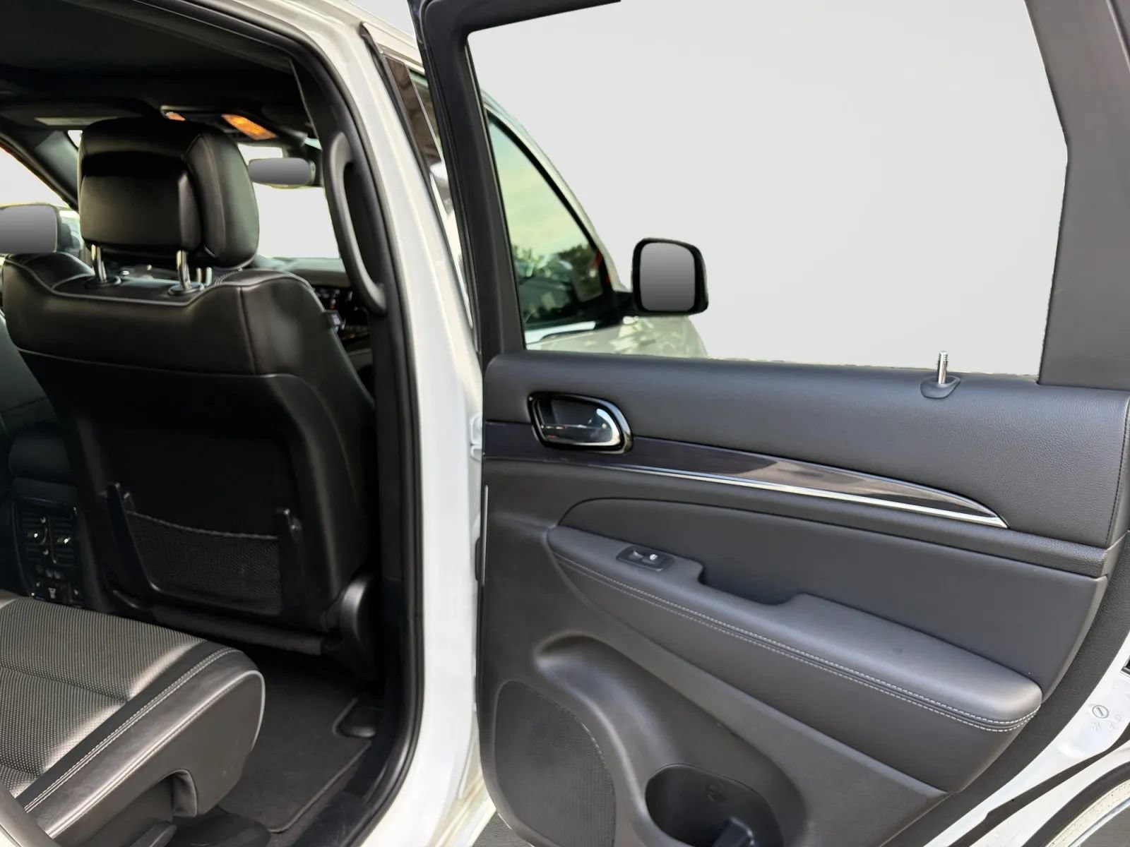 Used 2020 Jeep Grand Cherokee Overland AWD/4WD image 17