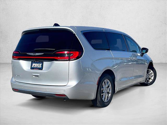 Used 2026 Chrysler Pacifica Select FWD image 2