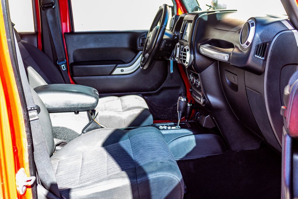 Used 2012 Jeep Wrangler Unlimited Sahara image 23