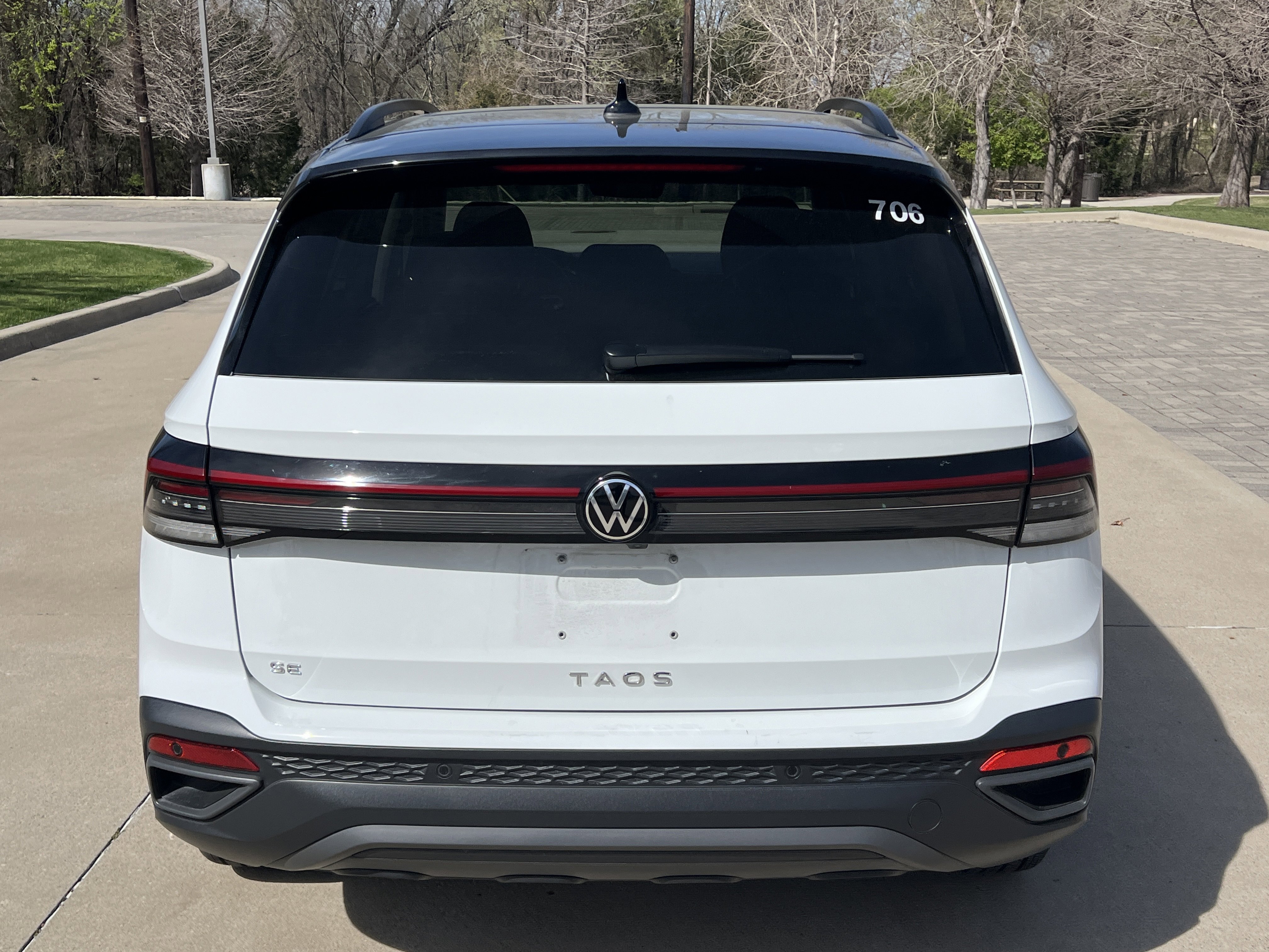 Certified 2025 Volkswagen Taos SE image 9
