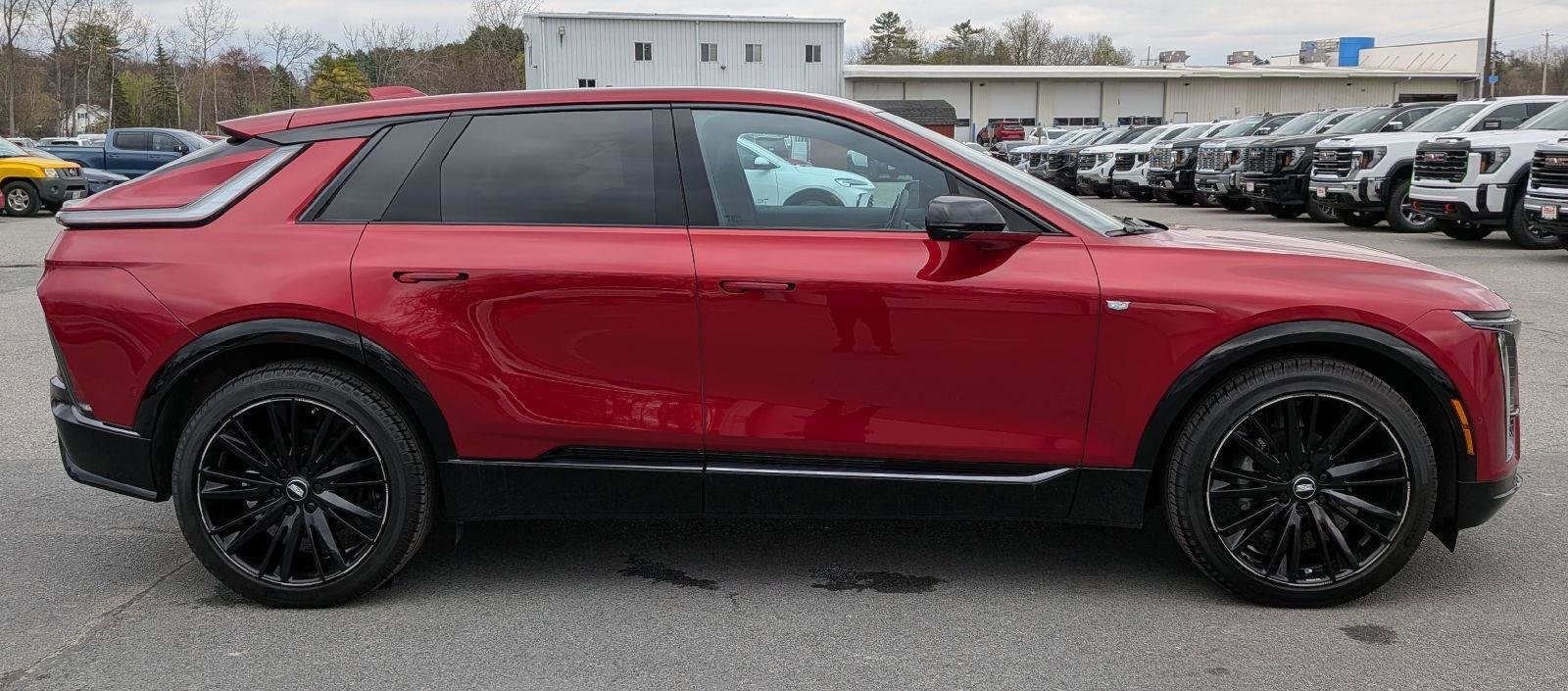 Used 2025 Cadillac Lyriq Sport AWD/4WD image 6