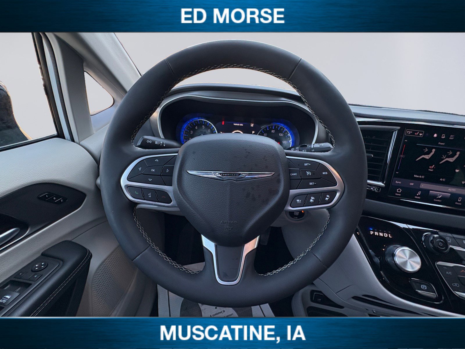 Used 2024 Chrysler Pacifica Touring-L FWD image 12