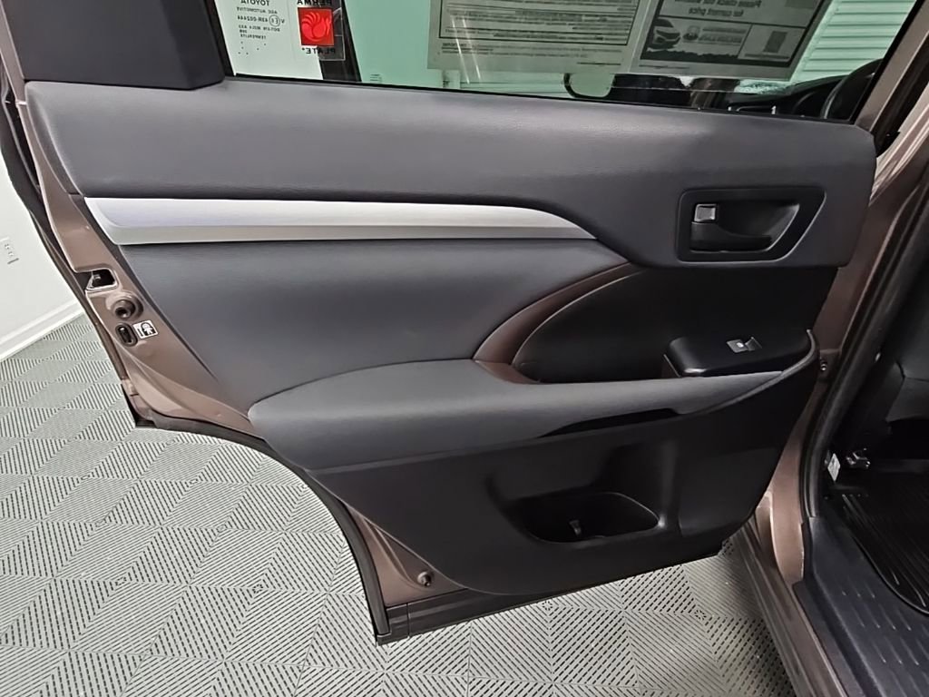 Used 2019 Toyota Highlander LE FWD image 31