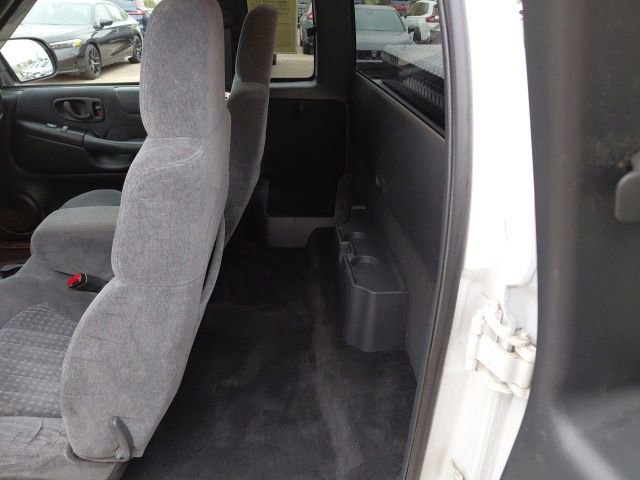 Used 2000 Chevrolet S10 Pickup LS w/ Preferred Equipment Group image 16
