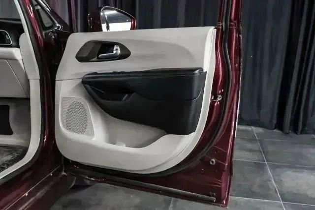 Used 2018 Chrysler Pacifica Touring Plus w/ Tire & Wheel Group FWD image 43