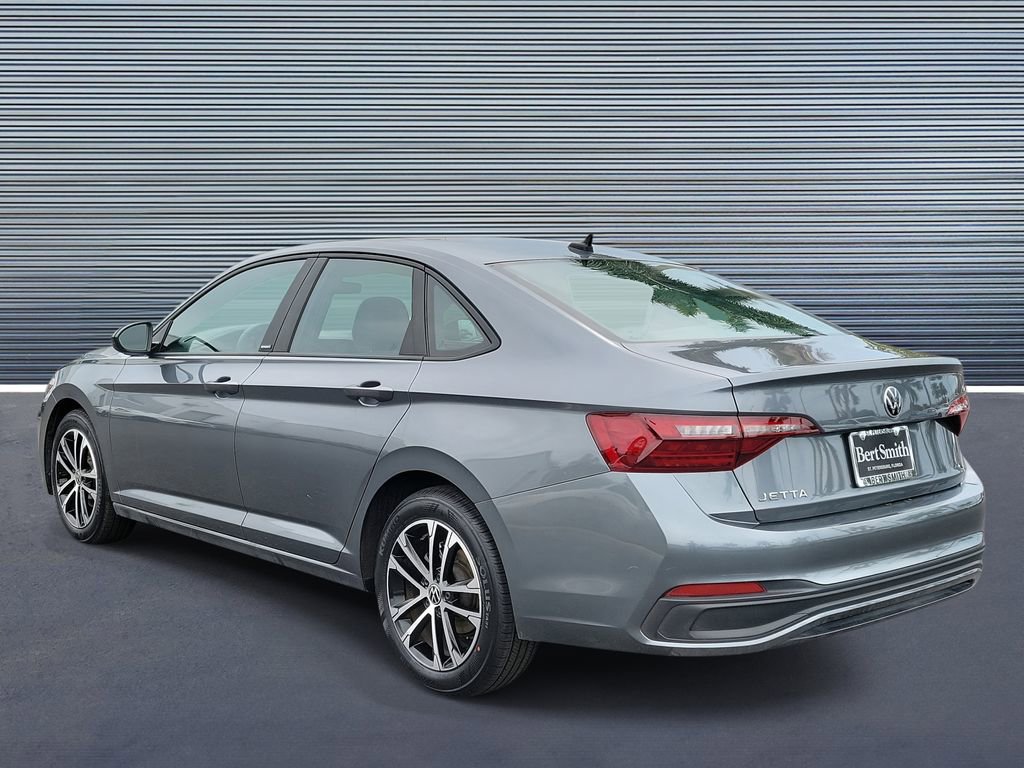 Used 2024 Volkswagen Jetta Sport image 4