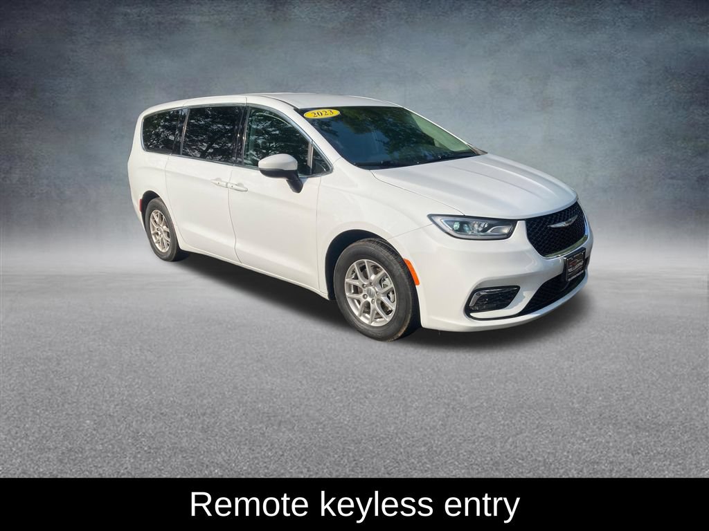 Used 2023 Chrysler Pacifica Touring-L FWD image 9