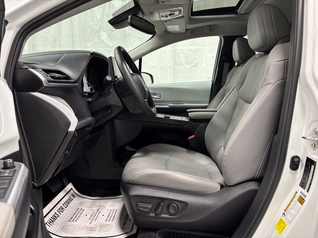 Used 2025 Toyota Sienna XLE AWD/4WD image 14