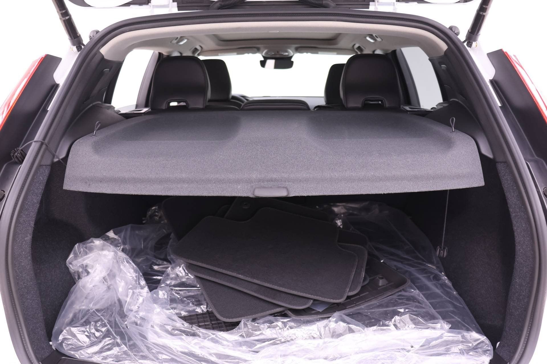 New 2026 Volvo XC40 B5 Core w/ Protection Package Premier AWD/4WD image 18