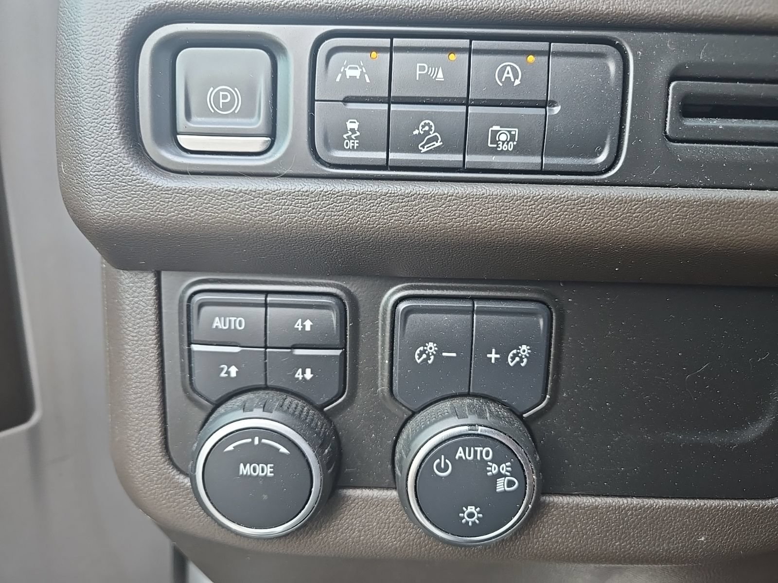 Used 2023 Chevrolet Tahoe Z71 w/ Luxury Package AWD/4WD image 20