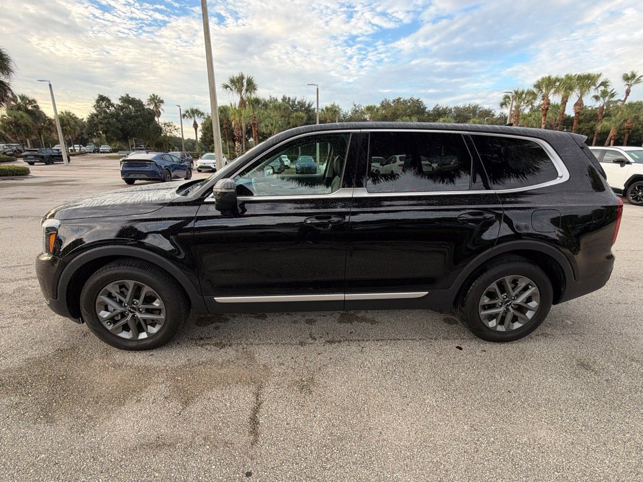 Used 2025 Kia Telluride LX FWD image 2