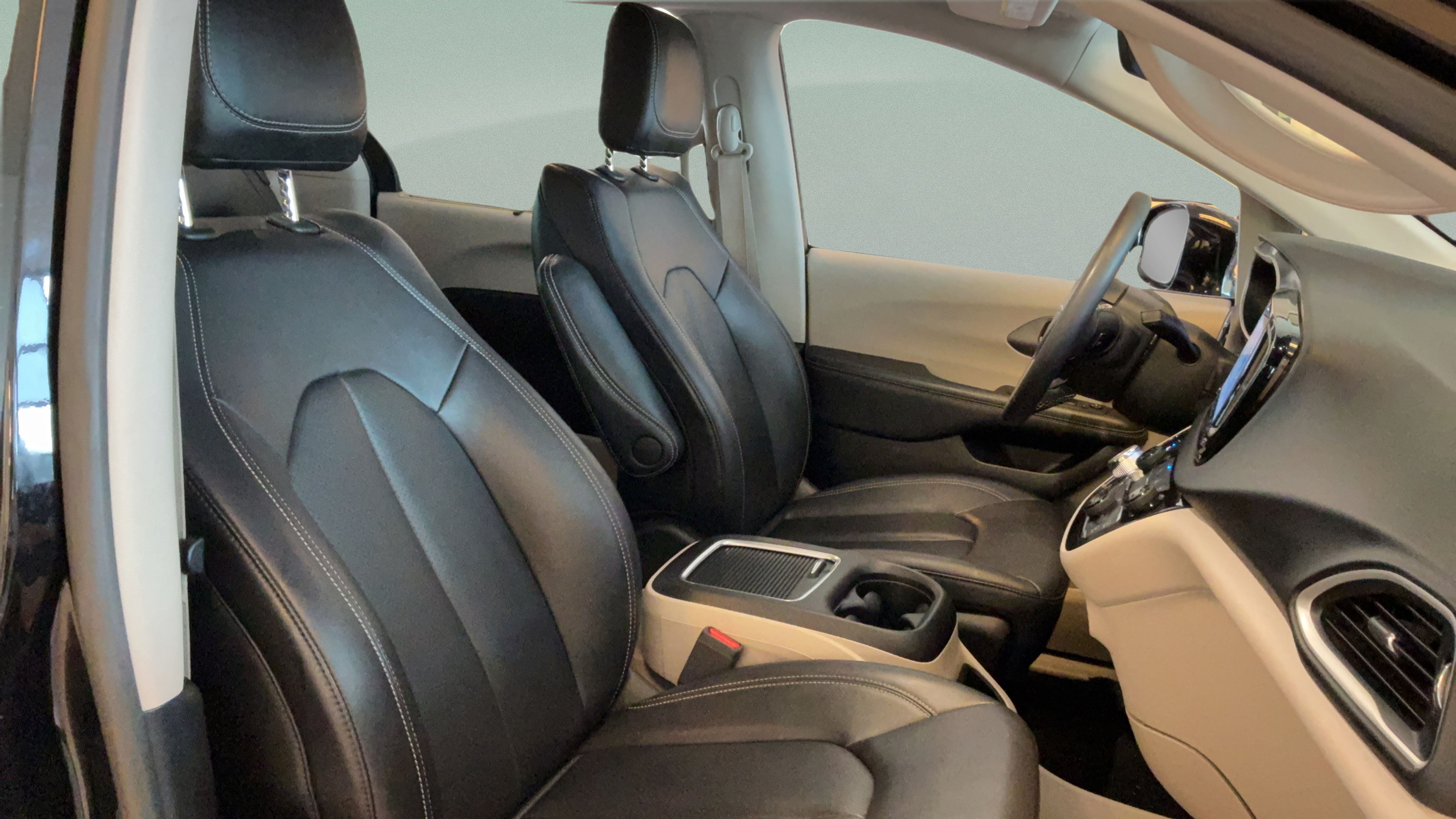 Used 2024 Chrysler Pacifica Touring-L FWD image 38