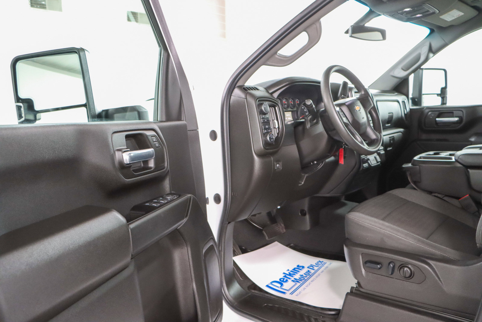 Used 2022 Chevrolet Silverado 2500 Custom w/ Custom Value Package image 3