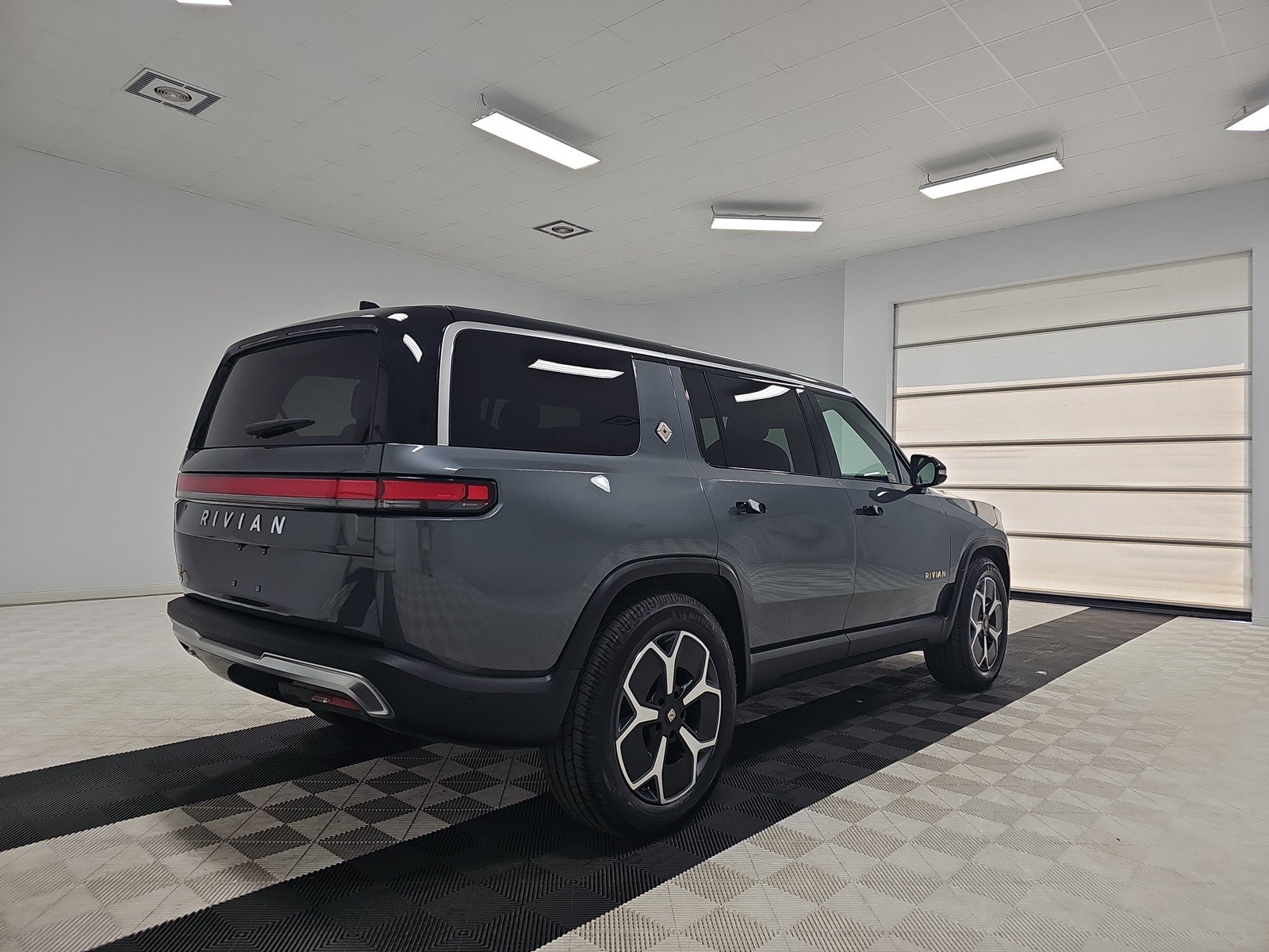 Used 2023 Rivian R1S Adventure AWD/4WD image 5