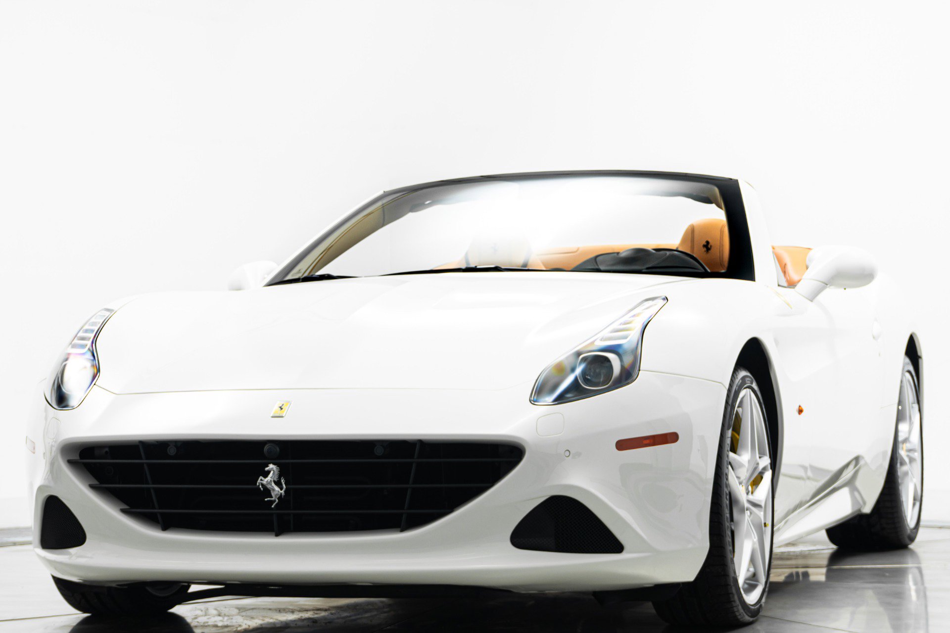 Used 2015 Ferrari California T image 5
