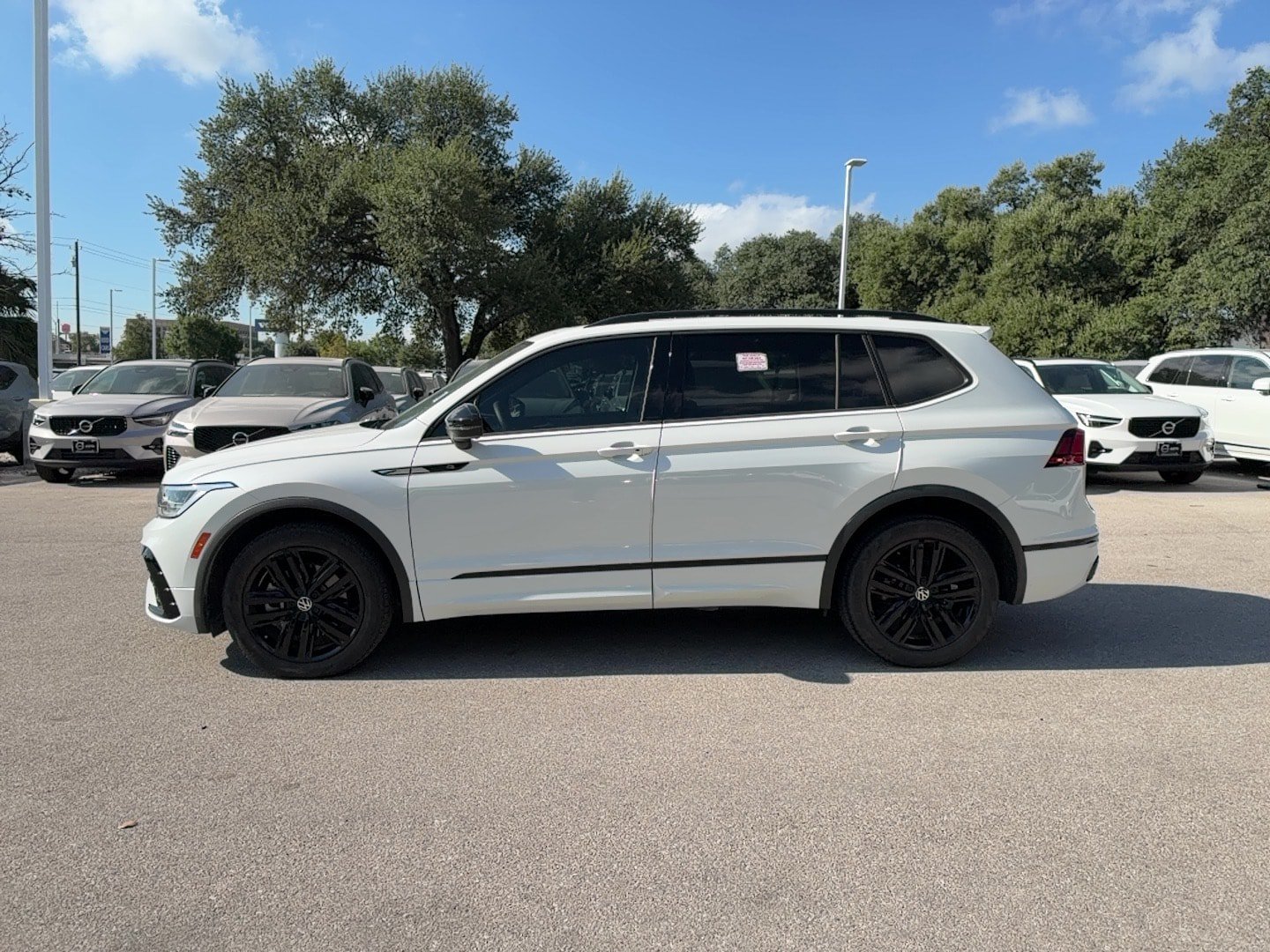 Used 2022 Volkswagen Tiguan SE R-Line FWD image 3