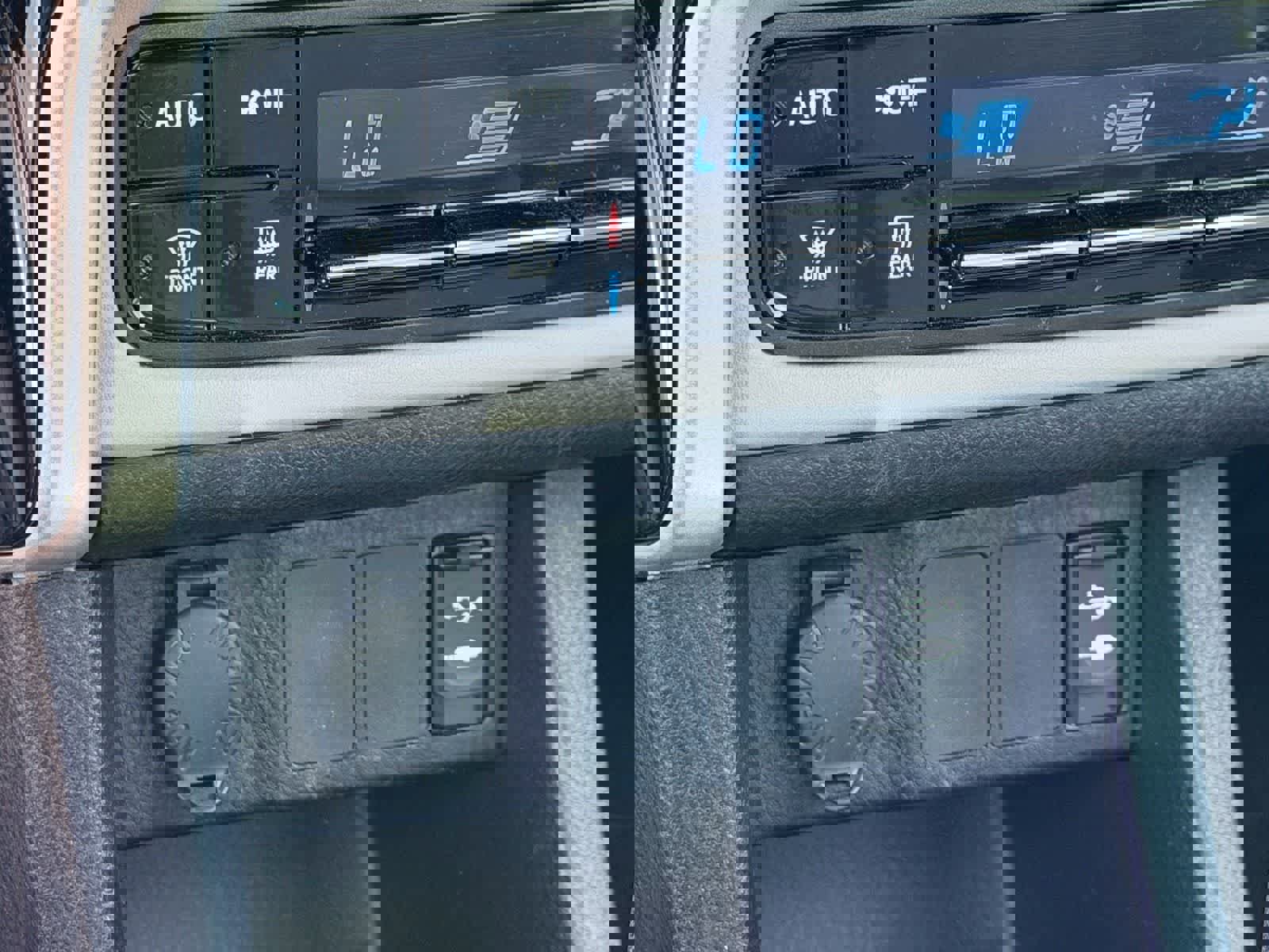 Used 2019 Toyota Corolla LE w/ Carpet Mat Package (TMS) FWD image 13