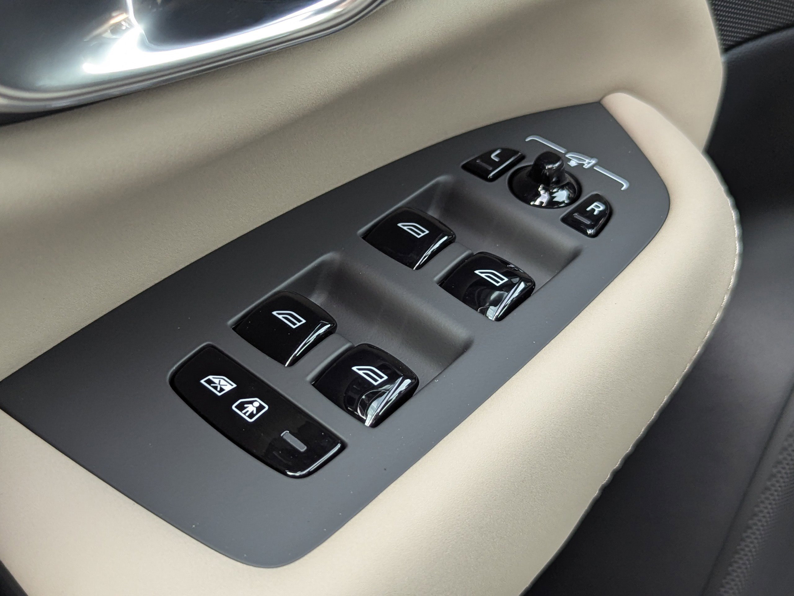 New 2026 Volvo XC90 B6 Ultra w/ Protection Package image 16