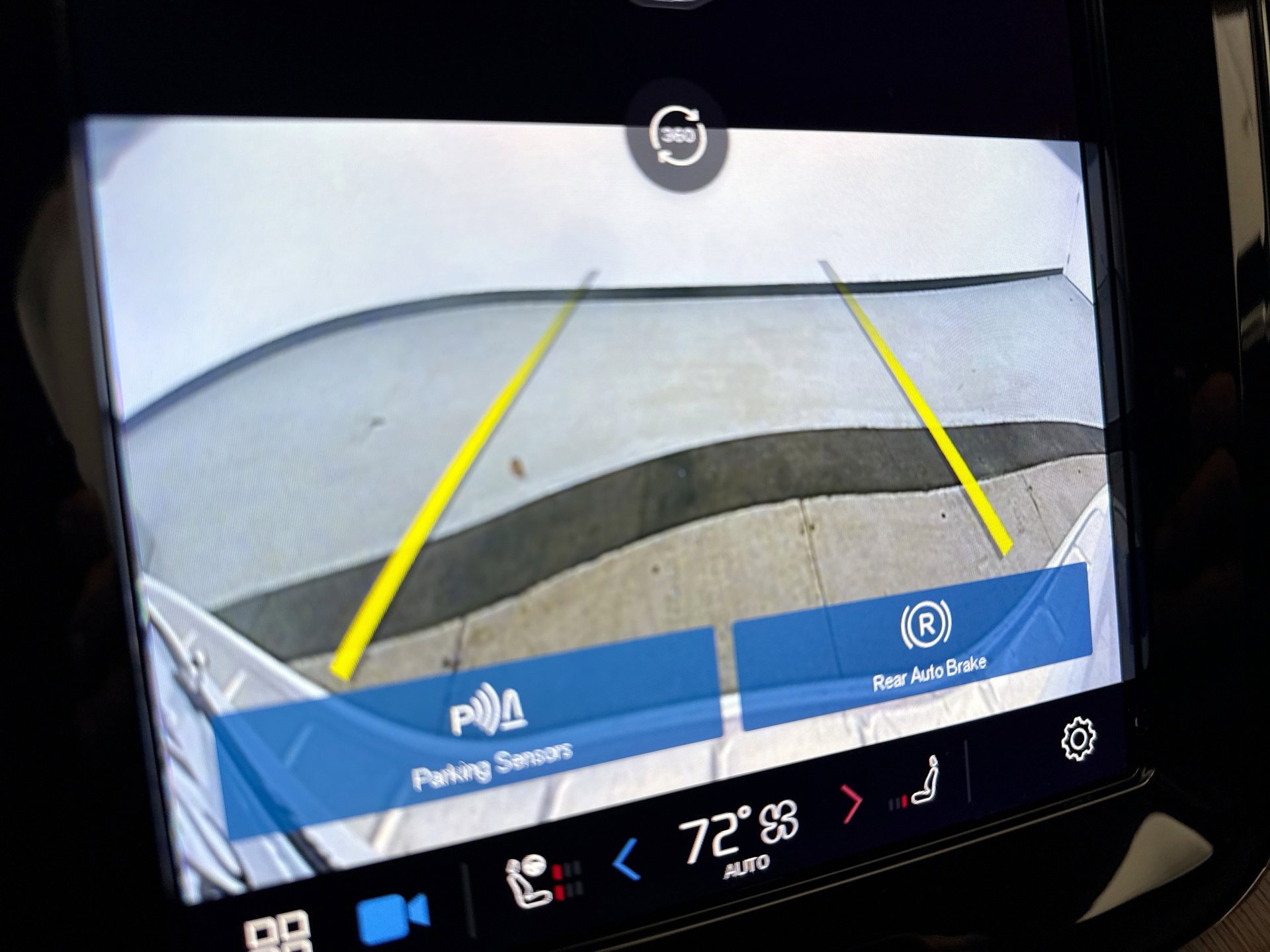 Used 2023 Volvo XC60 B5 Plus image 15