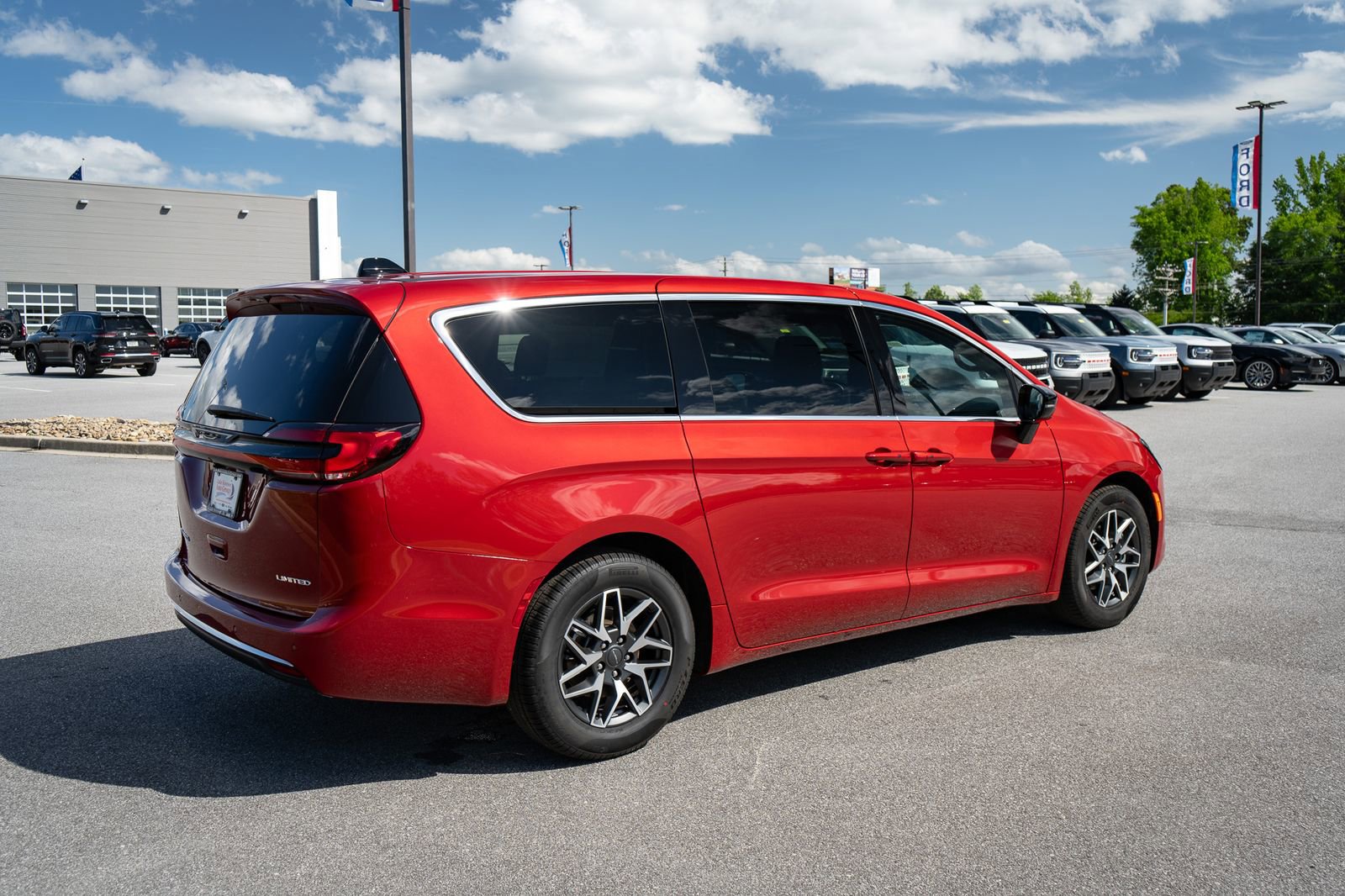 New 2027 Chrysler Pacifica Select FWD image 10