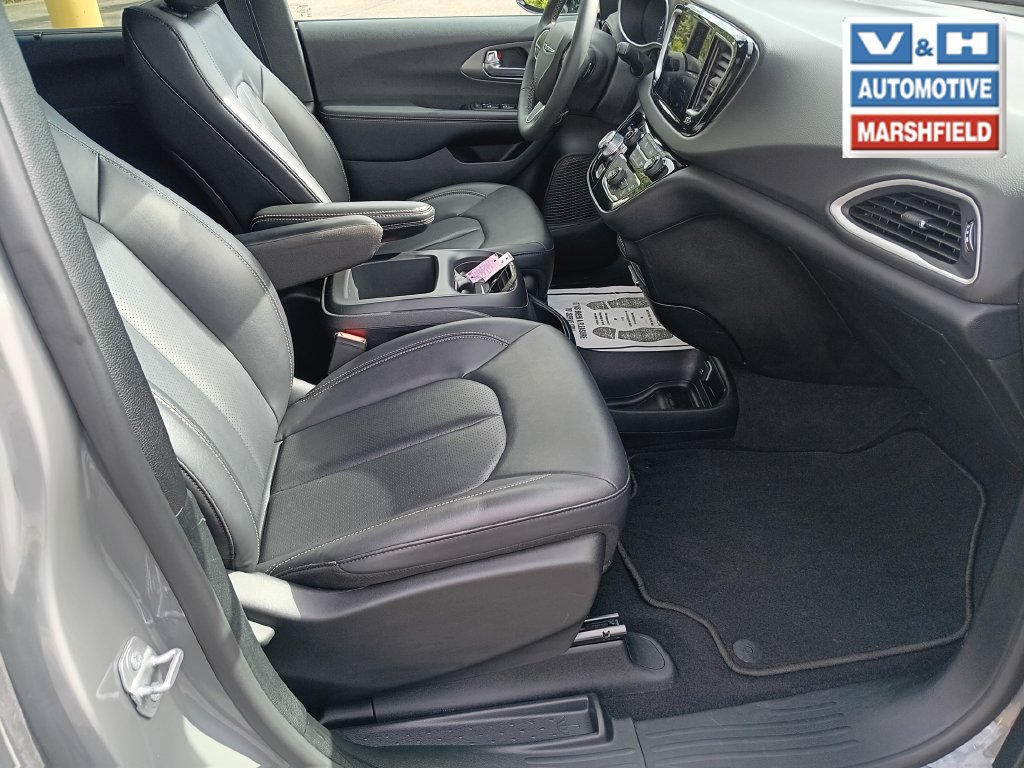 Used 2025 Chrysler Pacifica Select FWD image 19