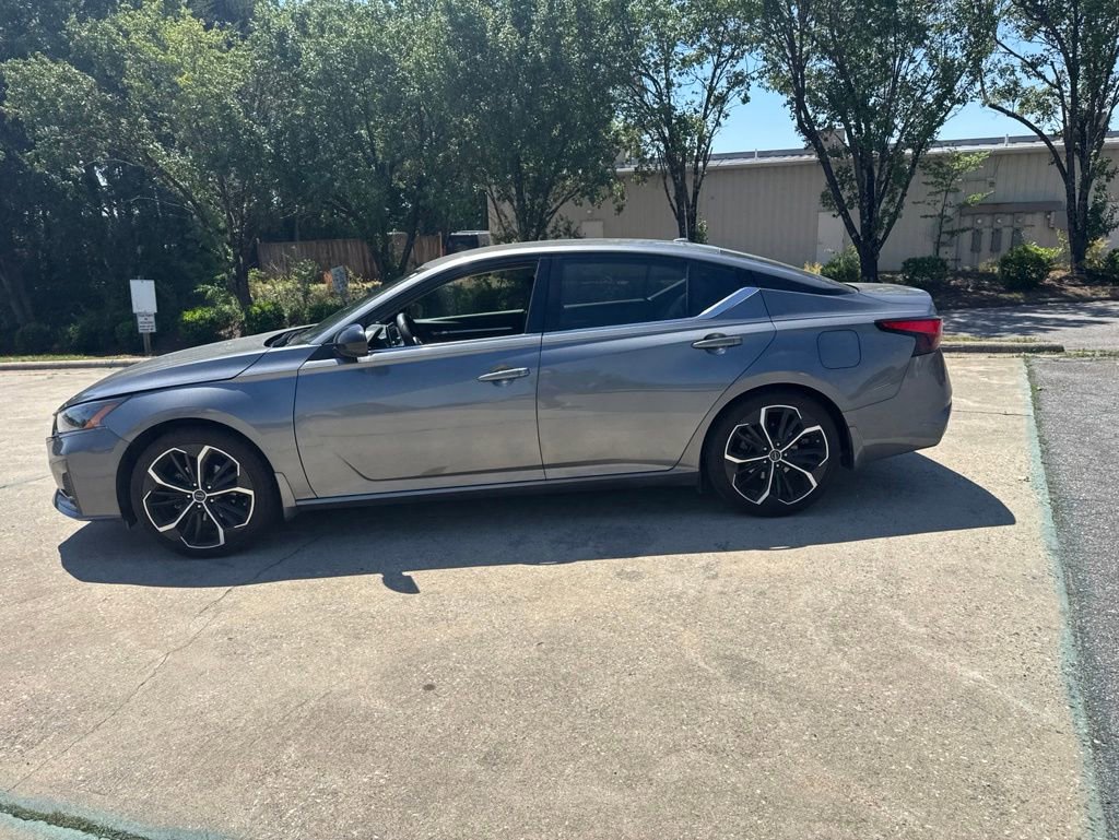 Used 2023 Nissan Altima 2.5 SR FWD image 9