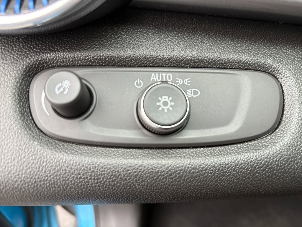 Used 2025 Chevrolet Trax LT FWD image 3