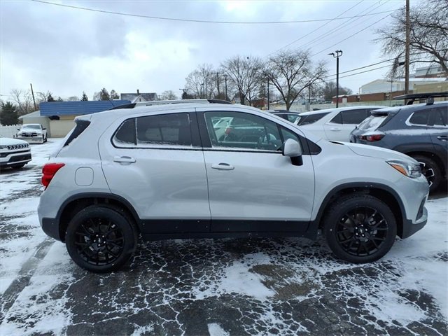 Used 2022 Chevrolet Trax LT w/ Driver Confidence Package image 3