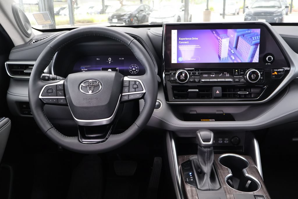 Used 2024 Toyota Highlander Platinum AWD/4WD image 2