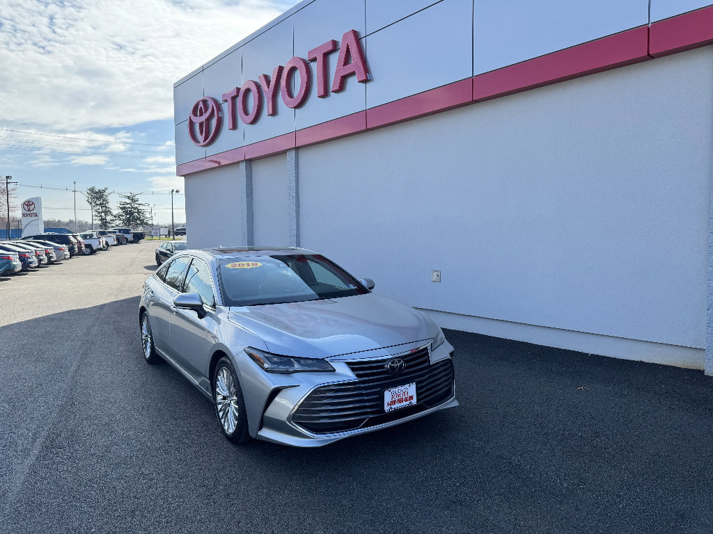 Used 2019 Toyota Avalon Limited FWD image 1
