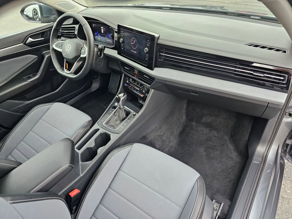 Certified 2025 Volkswagen Jetta SE w/ Sunroof Package image 16