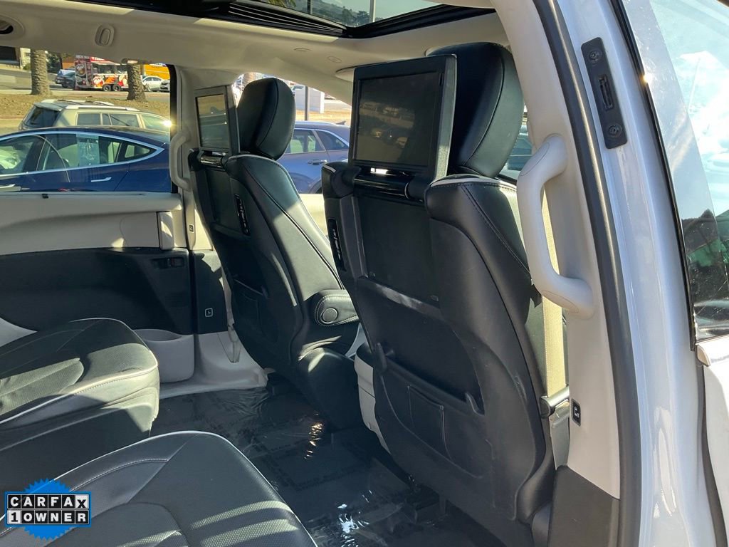 Used 2022 Chrysler Pacifica Limited w/ Uconnect Theater Family Group image 51
