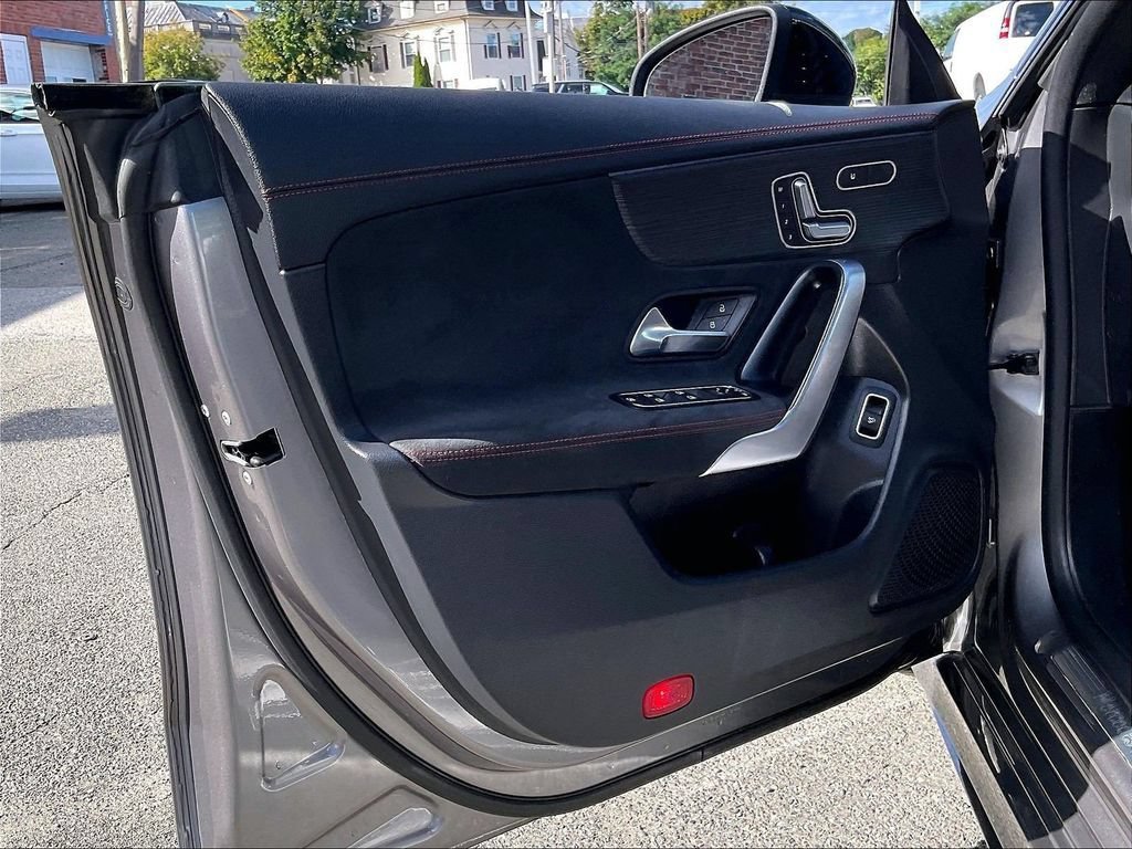 Used 2023 Mercedes-Benz CLA 250 4MATIC image 9