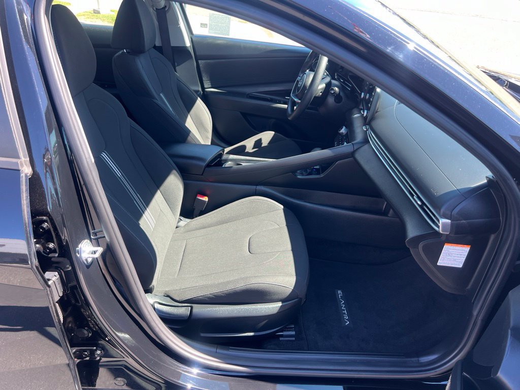 Used 2025 Hyundai Elantra Hybrid FWD image 26